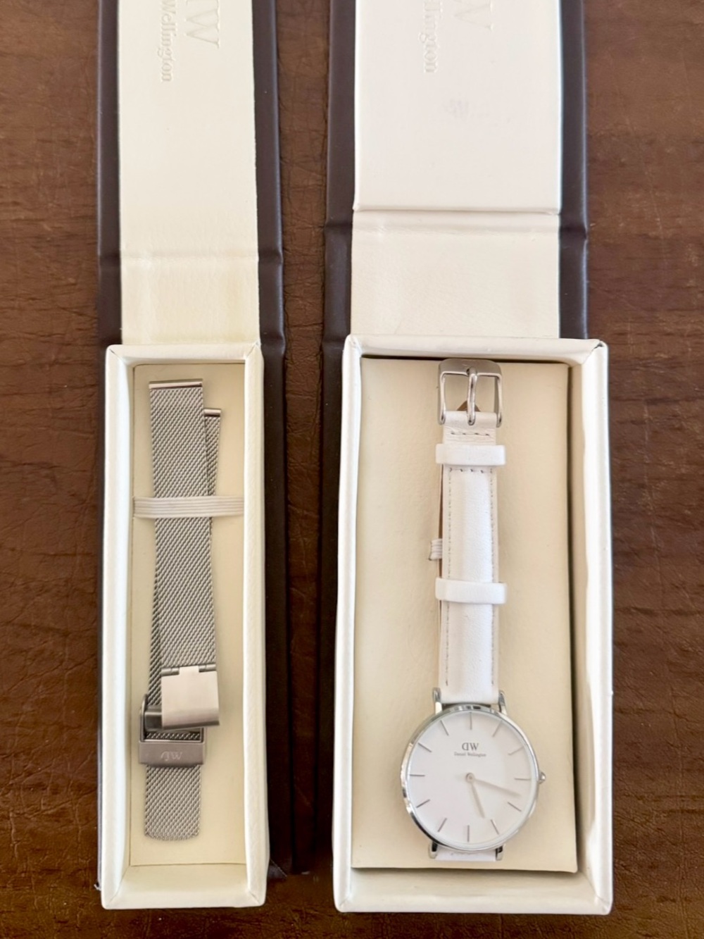 NWT 2 straps Daniel Wellington watch comes with 2 straps - white leather/silver